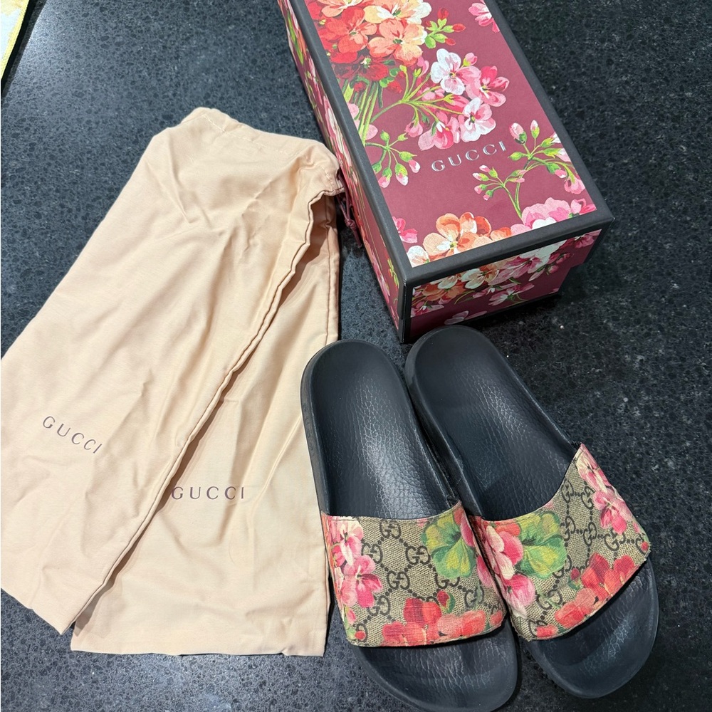 Gucci Black and Floral Pattern Slides with box